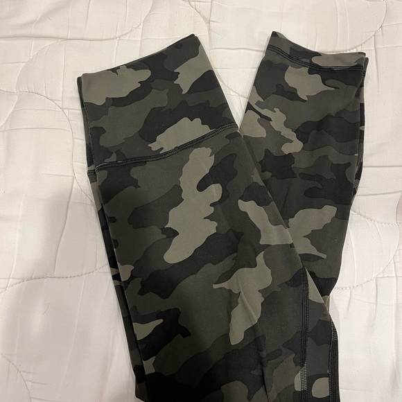 Lululemon align pant crop camo size 6, like new worn twice - Picture 2 of 3
